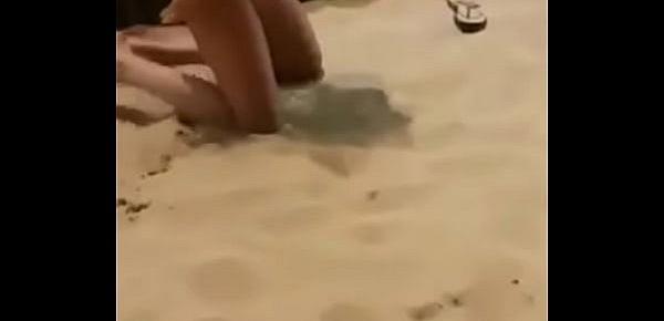  Se masturbando no calçadao da praia